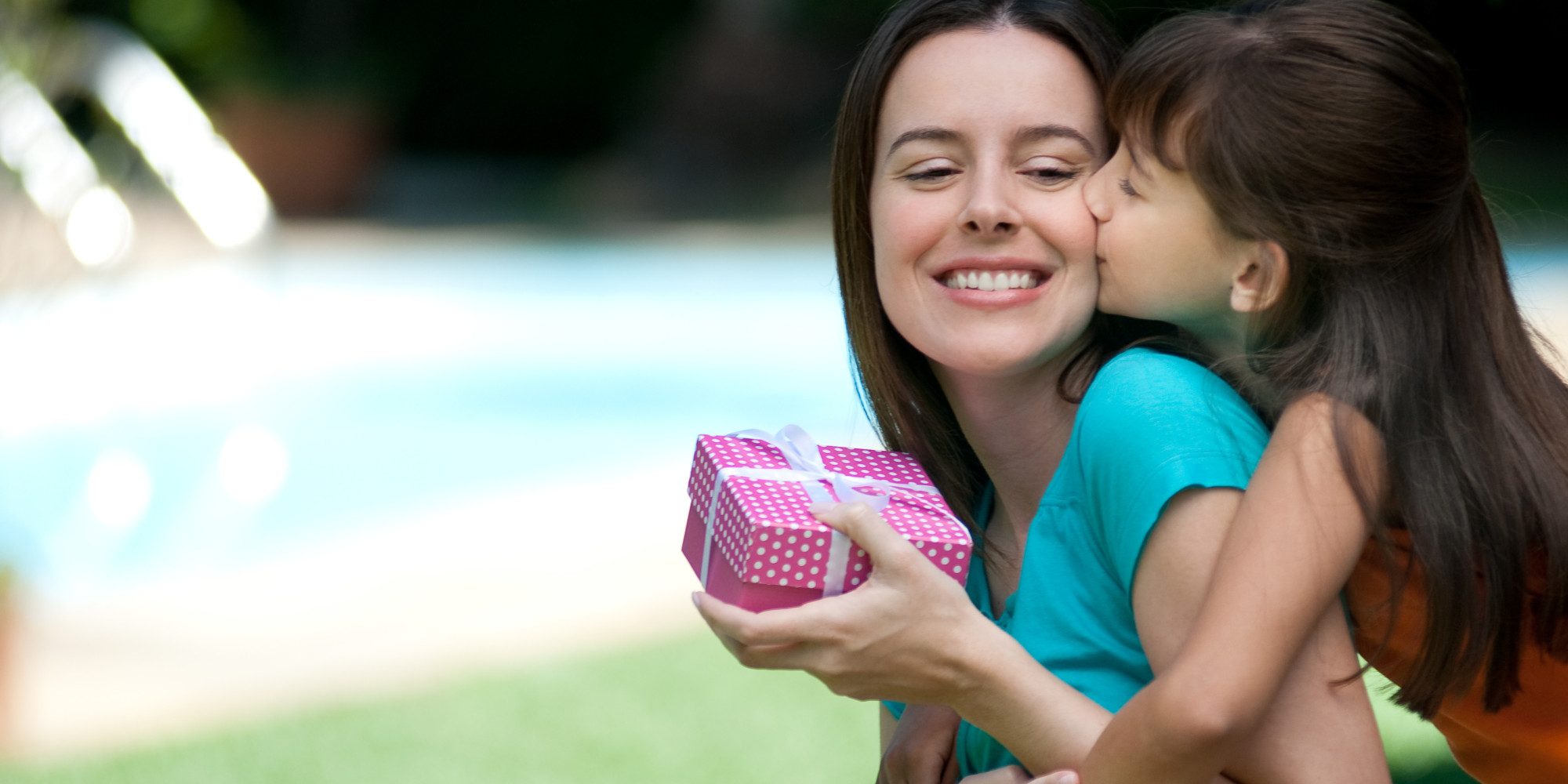 Mums day. Малыш дарит маме подарок. День матери. Подарок маме эмоции. Ребенок дарит маме поделку.