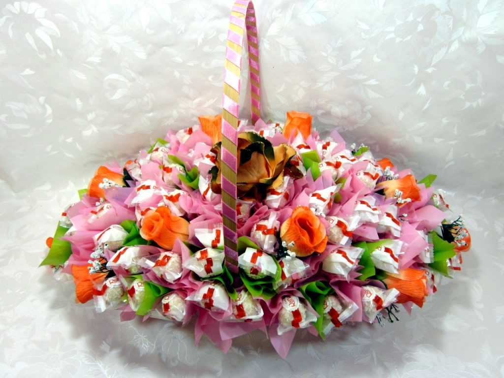 Сладкий букет в корзинке